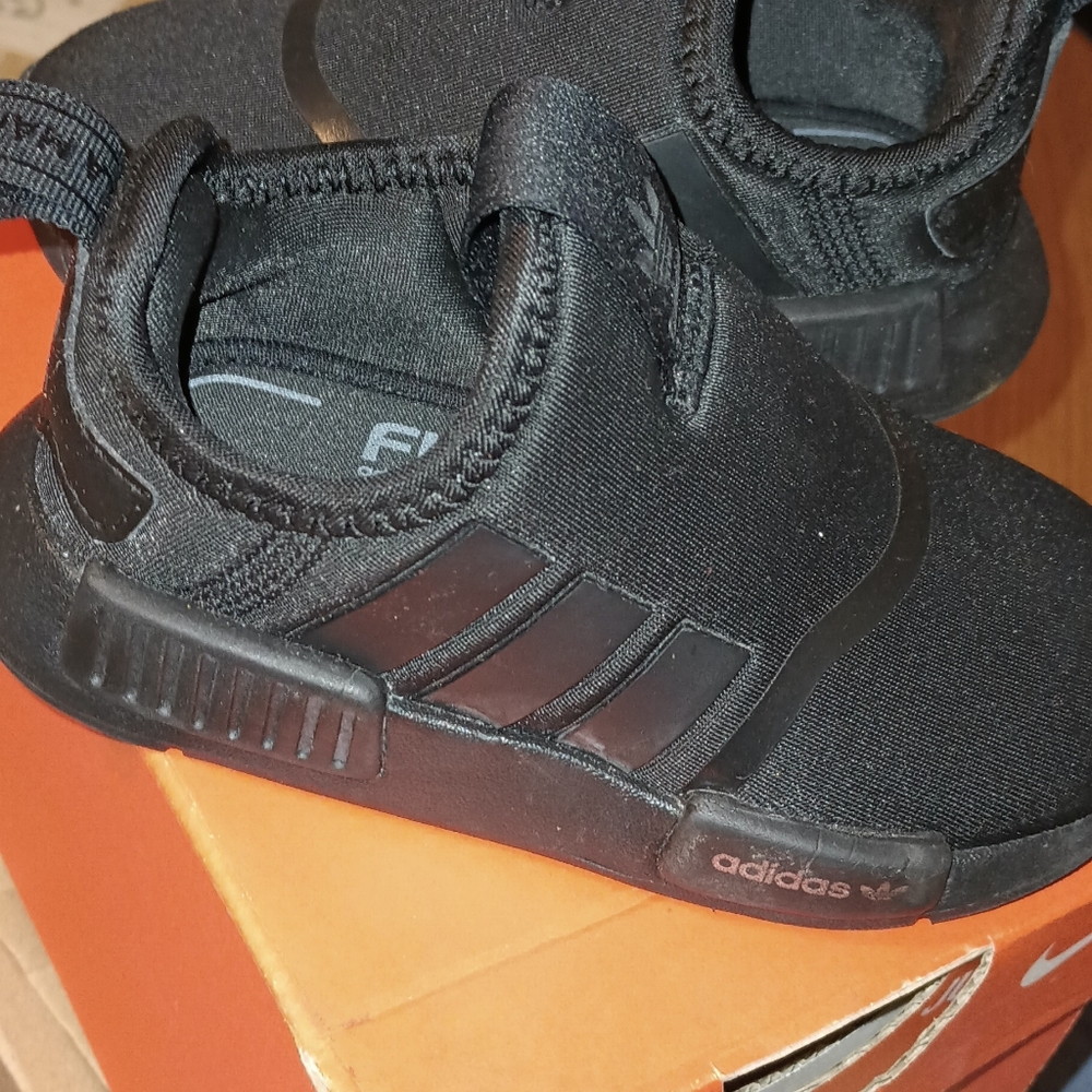 Boys Adidas shoes - Picture 4 of 5